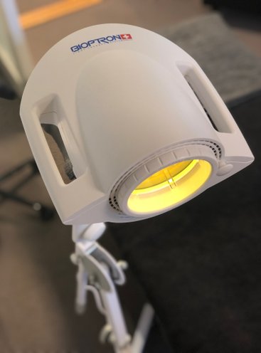 Bilden visar Bioptron Ljusterapi lampa som används vid behandlingar med ljusterapi