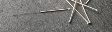 Bilden visar exempel på de nålar som används vid öronakupunktur