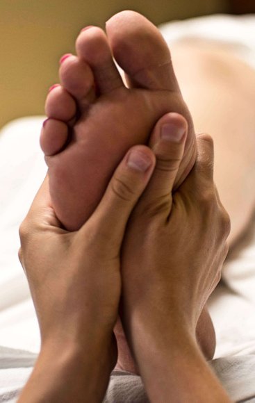 Vid behandling med zonterapi stimuleras fötternas reflexpunkter och kan lösa upp blockeringar. Effektivt vid smärta och dålig blodcirkualtion.